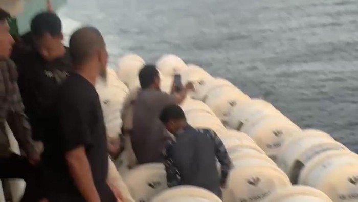 Penumpang KM Dorolonda rute Makassar-Surabaya lompat ke laut.