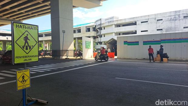 Penyeberangan menuju parkiran mobil di Bandara Sultan Hasanuddin