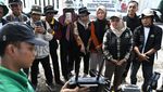 Keren! Sawah di Bekasi Disemprot Pestisida Pakai Drone
