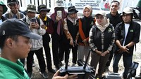 Petugas menjelaskan penggunaan drone penyemprot pestisida kepada kelompok tani serta penyuluh pertanian dan POPT (Pengendalian Organisme Penganggu Tumbuhan) di Sukamakmur, Desa Sukakarya, Kabupaten Bekasi, Jawa Barat, Kamis (27/6/2024).  
