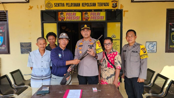 Penyerahan senpira yang ditemukan oleh petani di Musi Rawas