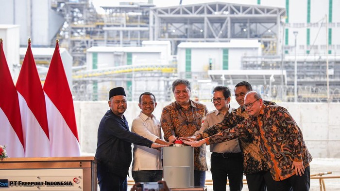 Peresmian operasional Smelter PTFI di Gresik Menko Perekonomian Airlangga Hartarto (kanan) bersama Menteri Investasi/Kepala Badan Koordinasi Penanaman Modal (BKPM) Bahlil Lahadalia (tengah), Plt Dirjen Minerba Letjen TNI (Purn) Bambang Suswantono (kedua kanan), Bupati Gresik Fandi Akhmad Yani (kiri), dan Presiden Direktur PT Freeport Indonesia (PTFI) Tony Wenas (kedua kiri) menandatangani prasasti saat Peresmian Operasi Smelter PTFI di Smelter PTFI, Kawasan Ekonomi Khusus Java Integrated and Industrial Port Estate (KEK JIIPE), Gresik, Jawa Timur, Kamis (27/6/2024). PTFI resmi mengoperasikan smelter tembaga dengan ‘design single line’ terbesar di dunia yang mampu memurnikan konsentrat tembaga dengan kapasitas 1,7 juta ton serta menghasilkan katoda tembaga hingga 600 ribu ton per tahun dengan nilai investasi sebesar Rp58 triliun. ANTARA FOTO/Rizal Hanafi/foc.