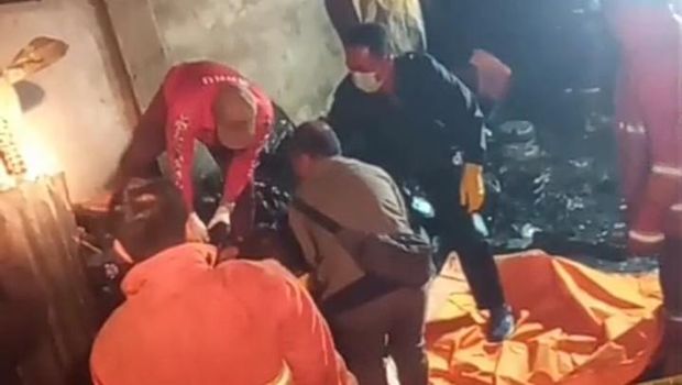 Petugas pemadam kebakaran saat memadamkan api sebuah warung di Karo. (Dok. Dinas Pemadam Kebakaran Karo)