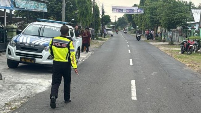 Petugas Unit Gakkum Satlantas Polres Boyolali melakukan olah TKP kecelakaan motor vs truk.