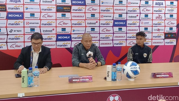 Pelatih Timnas Indonesia U-16, Nova Arianto, saat konferensi pers di Stadion Manahan Solo, Kamis (27/6/2024).