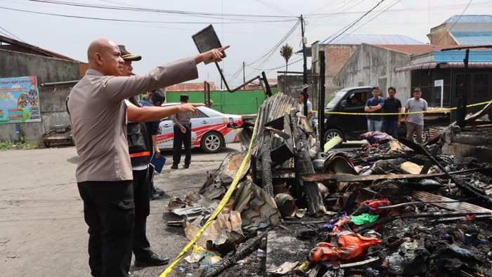 Pihak kepolisian saat meninjau lokasi kebakaran. (Foto: Dok. Polres Tanah Karo)