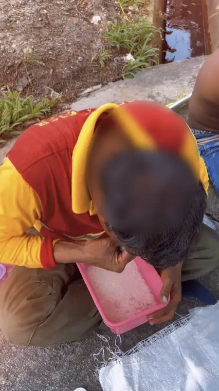 Pilu! Kisah Pria yang Makan Nasi Pakai Kuah Air Putih Demi Berhemat