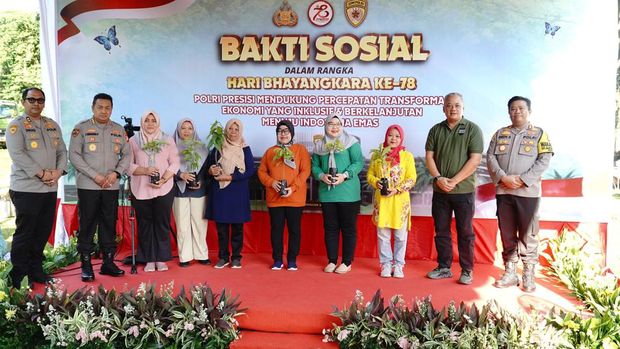 Polda Metro tanam 10 ribu pohon di Jakarta Raya dalam rangka HUT ke-78 Bhayangkara.