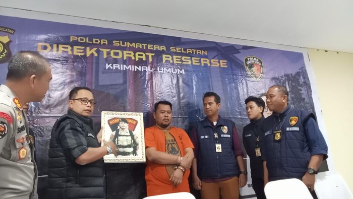 Polisi menangkap polisi gadungan di Palembang. Polisi gadungan ini mengaku bisa meloloskan anak korban dalam ujian seleksi penerimaan anggota Polri 2023.