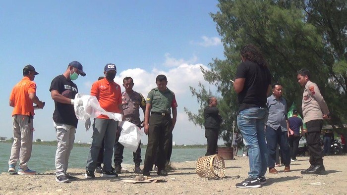 Polisi saat mengevakuasi temuan potongan kaki di Pantai Marina, Semarang, Kamis (27/6/2024).
