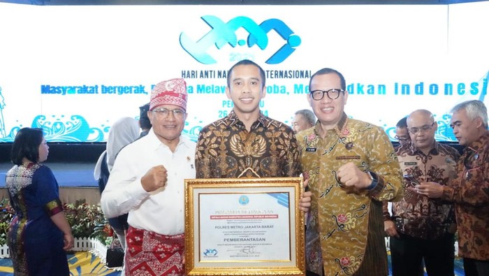 Polres Jakbar terima penghargaan atas pengungkapan narkoba terbanyak di Hari Anti Narkoba Internasional.