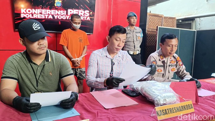 Polresta Jogja rilis kasus peredaran pil sapi dan kepemilikan 14 senjata tajam, Kamis (27/6/2024).