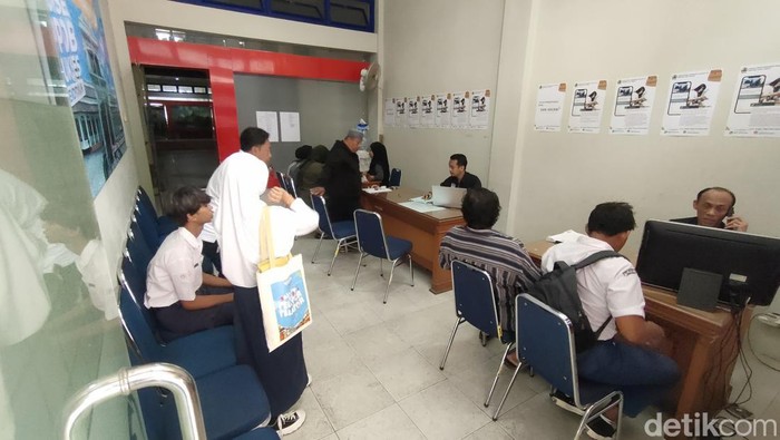 Suasana posko aduan PPDB di Kantor Cabang Dinas Wilayah VII Jawa Tengah, Solo, Kamis (27/6/2024).