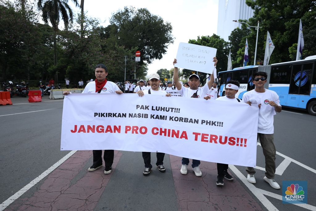 Ratusan buruh tekstil melakukan longmarch dari IRTI menuju Patung Kuda Jakarta, Kamis (27/6/2024). Massa yang tergabung dalam aliansi IKM & Pekerja Tekstil Indonesia menuntut tanggung jawab atas badai pemutusan hubungan kerja (PHK) di sejumlah industri tekstil dan produk tekstil (TPT) yang marak belakangan ini. (CNBC Indonesia/Tri Susilo)