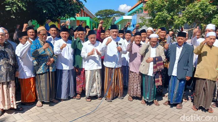 Ratusan kiai yang tergabung dalam Warga Nahdliyyin Bersatu (WNB) mendeklarasikan dukungan untuk Gus Mujib di Pilbup Pasuruan 2024.