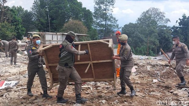 Ratusan lapak PKL di Puncak, Bogor yang dibongkar Satpol PP kini telah rata dengan tanah.