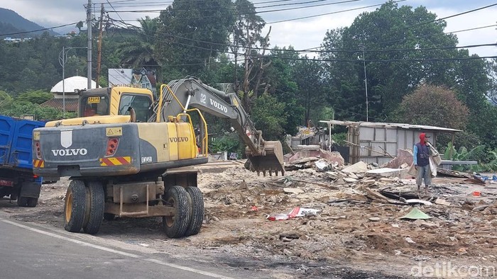 Ratusan lapak PKL di Puncak, Bogor yang dibongkar Satpol PP kini telah rata dengan tanah.