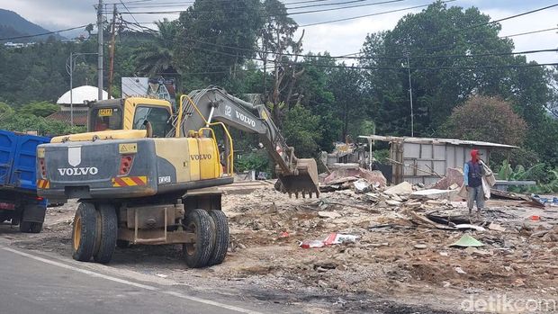 Ratusan lapak PKL di Puncak, Bogor yang dibongkar Satpol PP kini telah rata dengan tanah.