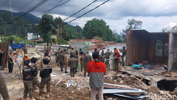 Ratusan lapak PKL di Puncak, Bogor yang dibongkar Satpol PP kini telah rata dengan tanah.