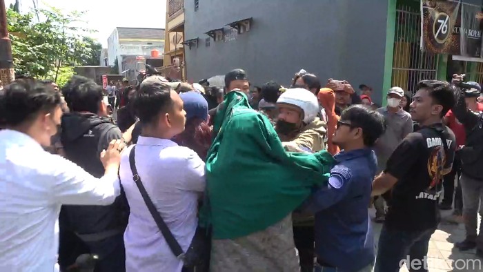 Rekonstruksi kasus sejoli bunuh nenek Tarimah di Makassar.