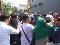 Sejoli Bunuh Nenek di Makassar Hadiri Rekonstruksi, Dimaki Warga Setan Itu