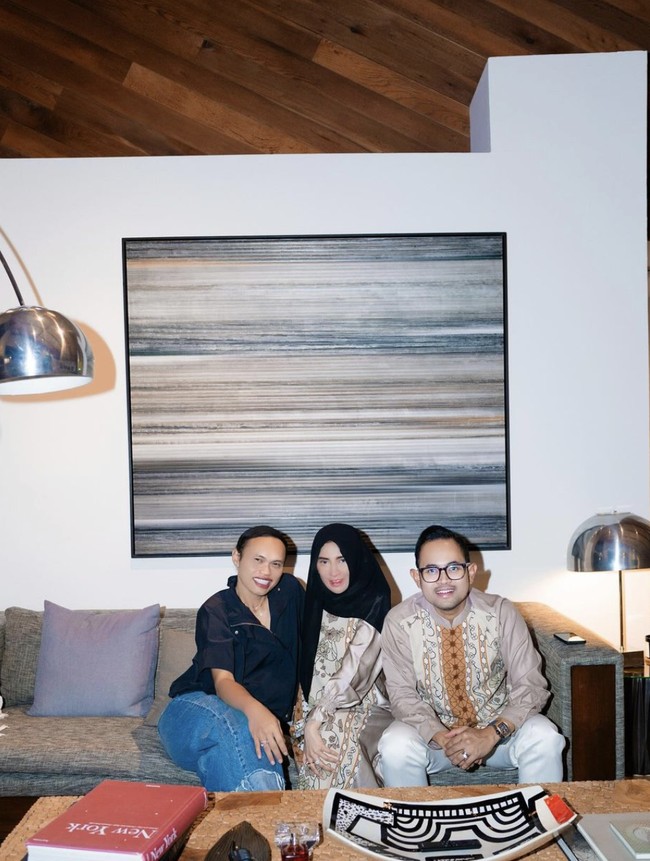 Rumah didesain senyaman mungkin untuk bersantai bersama keluarga dan kerabat. Namun, mata tetap dimanjakan dengan aksesori visual seperti karya seni berupa lukisan abstrak. (Foto: Instagram/@wanda_haraa)