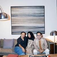 Rumah didesain senyaman mungkin untuk bersantai bersama keluarga dan kerabat. Namun, mata tetap dimanjakan dengan aksesori visual seperti karya seni berupa lukisan abstrak. (Foto: Instagram/@wanda_haraa)