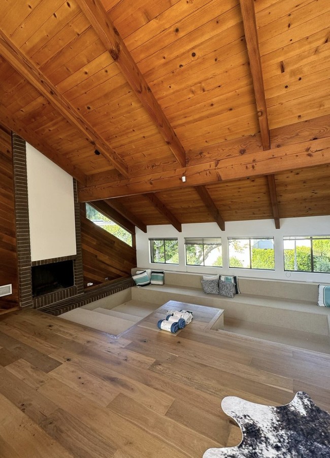 Area lotengn dimanfaatkan secara maksimal. Bukan sebagai gudang, melainkan untuk tempat berkumpul yang nyaman. (Foto: Instagram/@wanda_haraa)