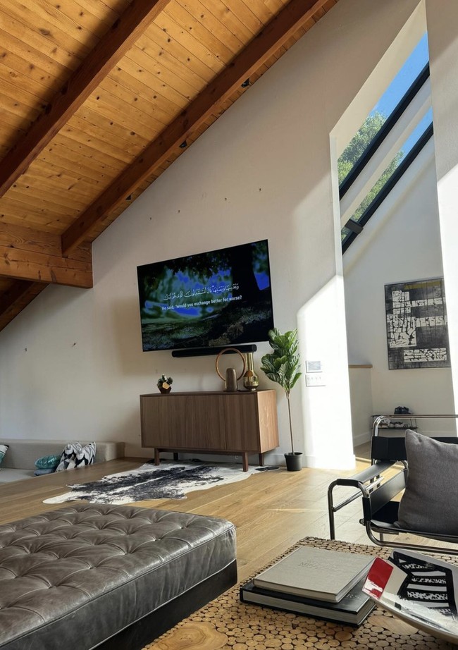 Elemen kayu menjadi paling dominan, menciptakan atmosfer yang hangat. (Foto: Instagram/@wanda_haraa)