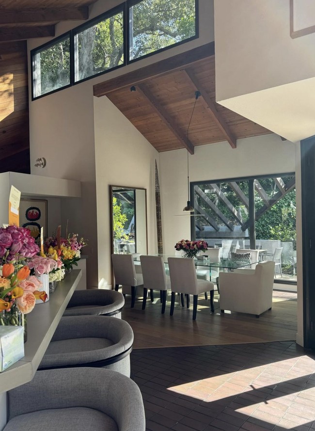 Interior modern nan kekinian mendominasi rumah. Sang pemilik hunian memilih warna-warna yang lembut sehingga memberi kesan elegan. (Foto: Instagram/@wanda_haraa)