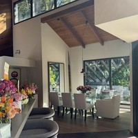 Interior modern nan kekinian mendominasi rumah. Sang pemilik hunian memilih warna-warna yang lembut sehingga memberi kesan elegan. (Foto: Instagram/@wanda_haraa)