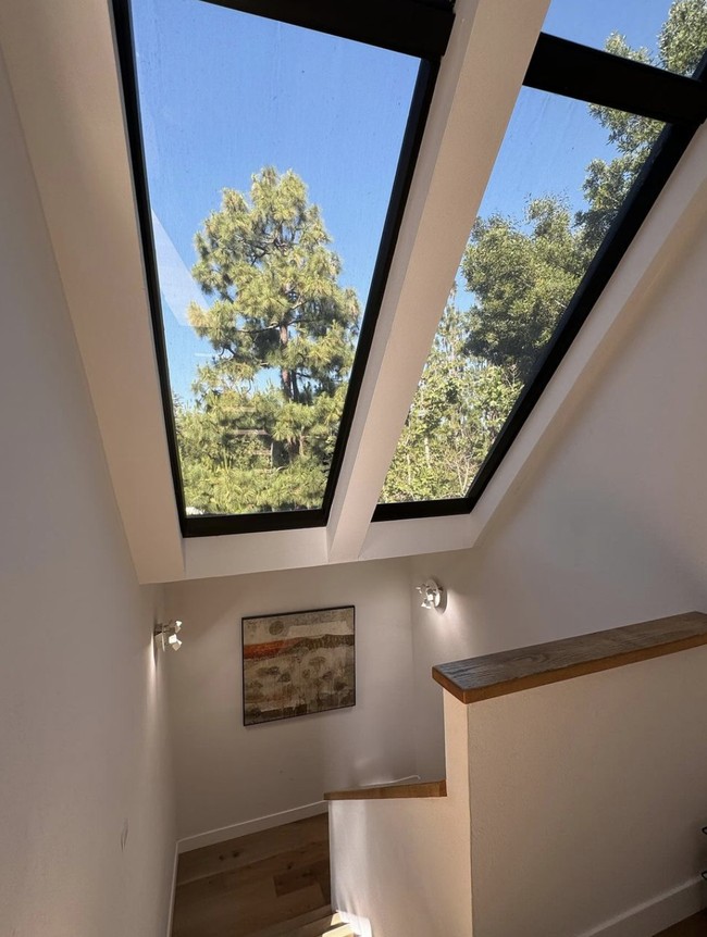 Rumah tersebut terasa menyatu dengan alam berkat banyaknya jendela kaca yang membiarkan cahaya alami masuk. (Foto: Instagram/@wanda_haraa)