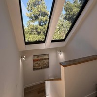 Rumah tersebut terasa menyatu dengan alam berkat banyaknya jendela kaca yang membiarkan cahaya alami masuk. (Foto: Instagram/@wanda_haraa)