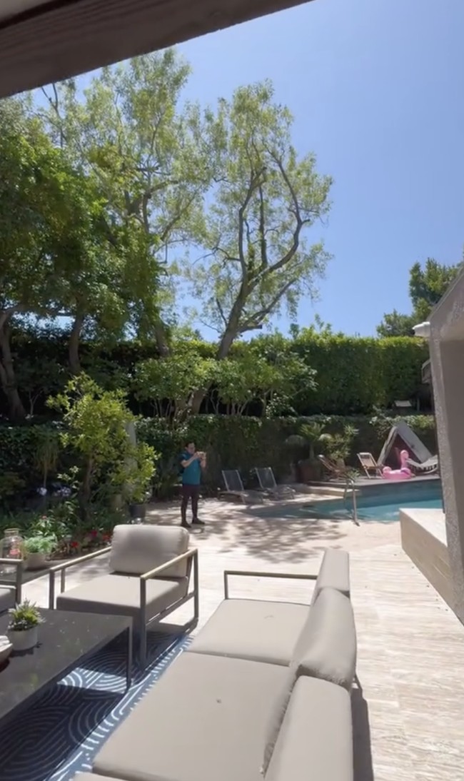 Begini penampakan halaman belakang. Meski tidak luas masih bisa mengakomodasi sebuah kolam renang. (Foto: Instagram/@juragan_99)