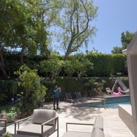 Begini penampakan halaman belakang. Meski tidak luas masih bisa mengakomodasi sebuah kolam renang. (Foto: Instagram/@juragan_99)