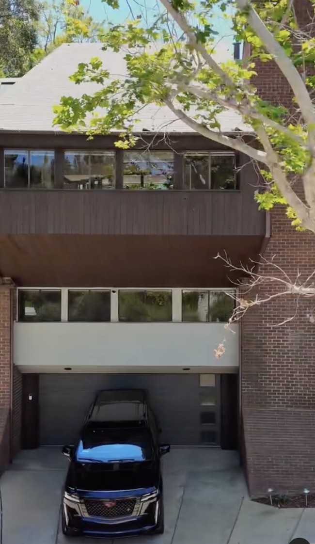 Gilang Widya Pramana yang pernah dikenal sebagai crazy rich Malang dan Juragan 99 ternyata memiliki sebuah rumah di AS. Beberapa unggahan terbaru Gilang di Instagram menjadi buktinya. (Foto: Instagram/@juragan_99)