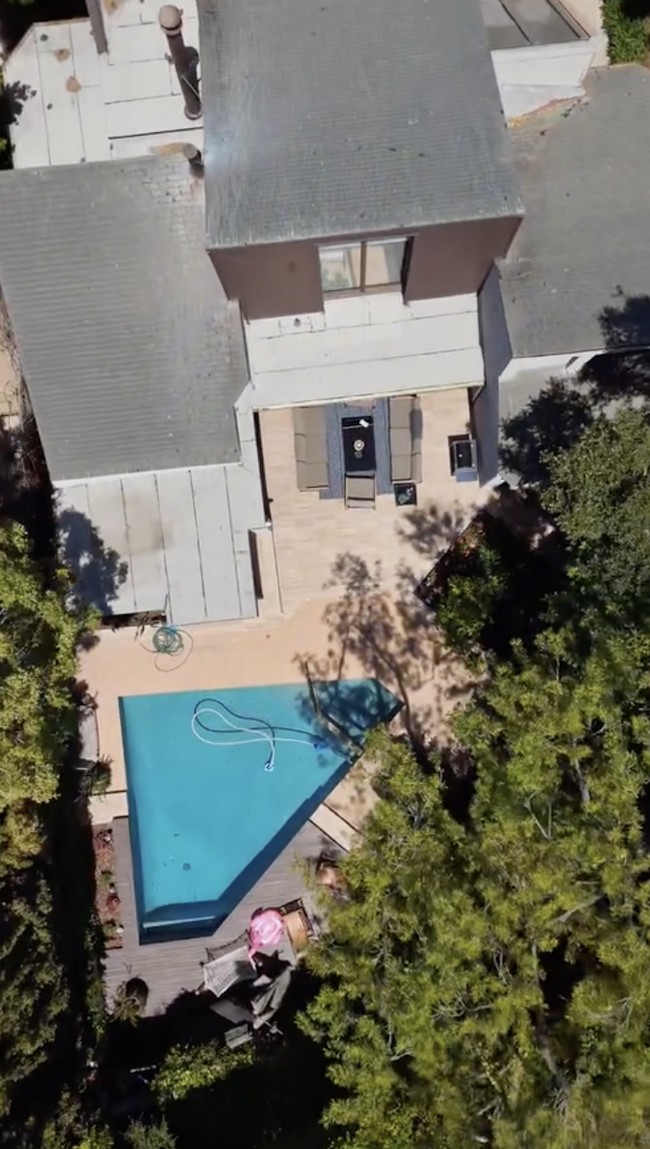 Dari beberapa foto dan video yang diunggah, rumah Gilang dan istrinya, Shandy Purnamasari, ini memang tidak semegah kediamannya di negeri sendiri. Namun, lokasinya berada di kawasan elite Beverly Hills, Los Angeles, Amerika Serikat.  (Foto: Instagram/@juragan_99)