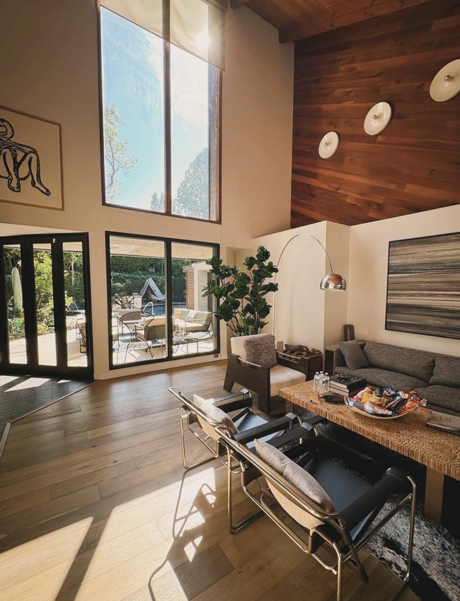 Baru-baru ini, stylist selebriti Wanda Hara sempat mengunjungi rumah tersebut dan memotret beberapa sudut yang estetis dari rumah berdesain modern era 60-an itu.  (Foto: Instagram/@wanda_haraa)