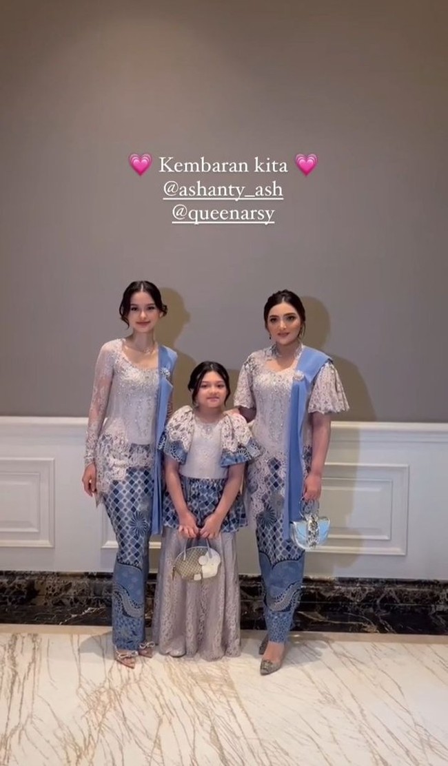 Tampil cantik memukau, Sarah mengenakan kebaya seragam dengan keluarga Anang. Berpose bersama Arsy dan Ashanty, pesona Sarah Menzel berhasil bikin terpana.  Foto: Instagram/@ssarah_menzel
