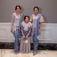 Tampil cantik memukau, Sarah mengenakan kebaya seragam dengan keluarga Anang. Berpose bersama Arsy dan Ashanty, pesona Sarah Menzel berhasil bikin terpana.  Foto: Instagram/@ssarah_menzel