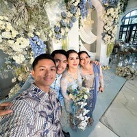 Sarah dan Azriel juga tampak berpose bersama Thariq dan Aaliyah. Banyak netizen yang turut mendoakan agar keduanya segera menyusul. Foto: Instagram/@ssarah_menzel