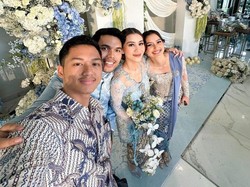 7 Pesona Sarah Menzel di Lamaran Thariq-Aaliyah, Cantik Berkebaya Biru