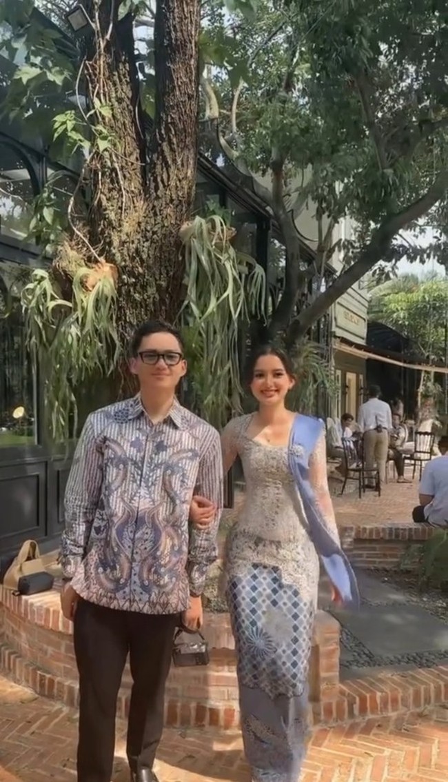 Keduanya juga menyempatkan waktu untuk membuat konten outfit check bersama. Sama-sama mengenakan busana bernuansa biru, keduanya terlihat serasi. Foto: Instagram/@ssarah_menzel