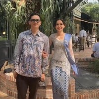 Keduanya juga menyempatkan waktu untuk membuat konten outfit check bersama. Sama-sama mengenakan busana bernuansa biru, keduanya terlihat serasi. Foto: Instagram/@ssarah_menzel