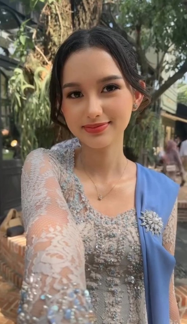 Penampilan Sarah pun kerap banjir pujian netizen. Tanpa perlu pulasan makeup tebal wajahnya sudah terlihat cantik. Foto: Instagram/@ssarah_menzel