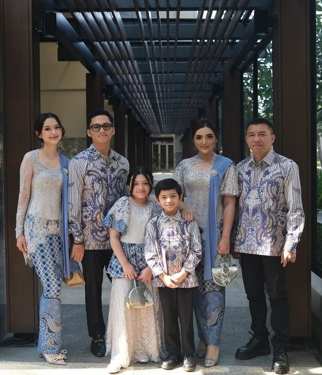 Kekasih Azriel Hermansyah, Sarah Menzel, terlihat ikut hadir di acara pertunangan Thariq Halilintar dan Aaliyah Massaid. Sarah hadir bersama keluarga Anang Hermansyah. Foto: Instagram/@ssarah_menzel
