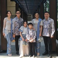Kekasih Azriel Hermansyah, Sarah Menzel, terlihat ikut hadir di acara pertunangan Thariq Halilintar dan Aaliyah Massaid. Sarah hadir bersama keluarga Anang Hermansyah. Foto: Instagram/@ssarah_menzel
