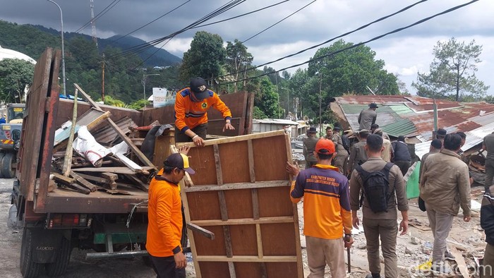 Pembersihan Puing-Puing Pembongkaran Kios di Puncak Bogor untuk Pulihkan Kembali Estetika
