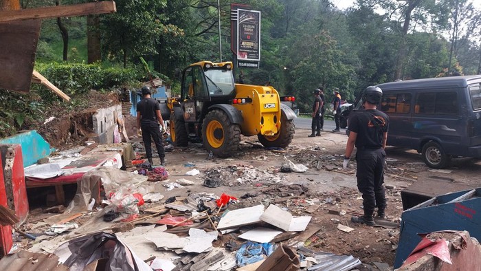 Satpol PP Kabupaten Bogor menargetkan pembersihan sisa puing bangunan PKL di Puncak selesai pada Jumat (28/6/2024) besok.