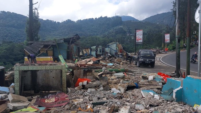 Satpol PP Kabupaten Bogor menargetkan pembersihan sisa puing bangunan PKL di Puncak selesai pada Jumat (28/6/2024) besok.